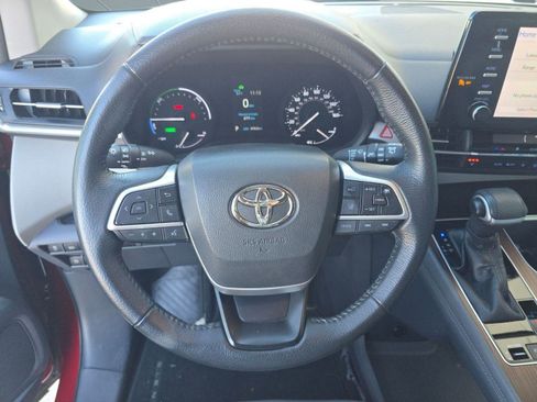 Used 2021 Toyota Sienna XLE image 13