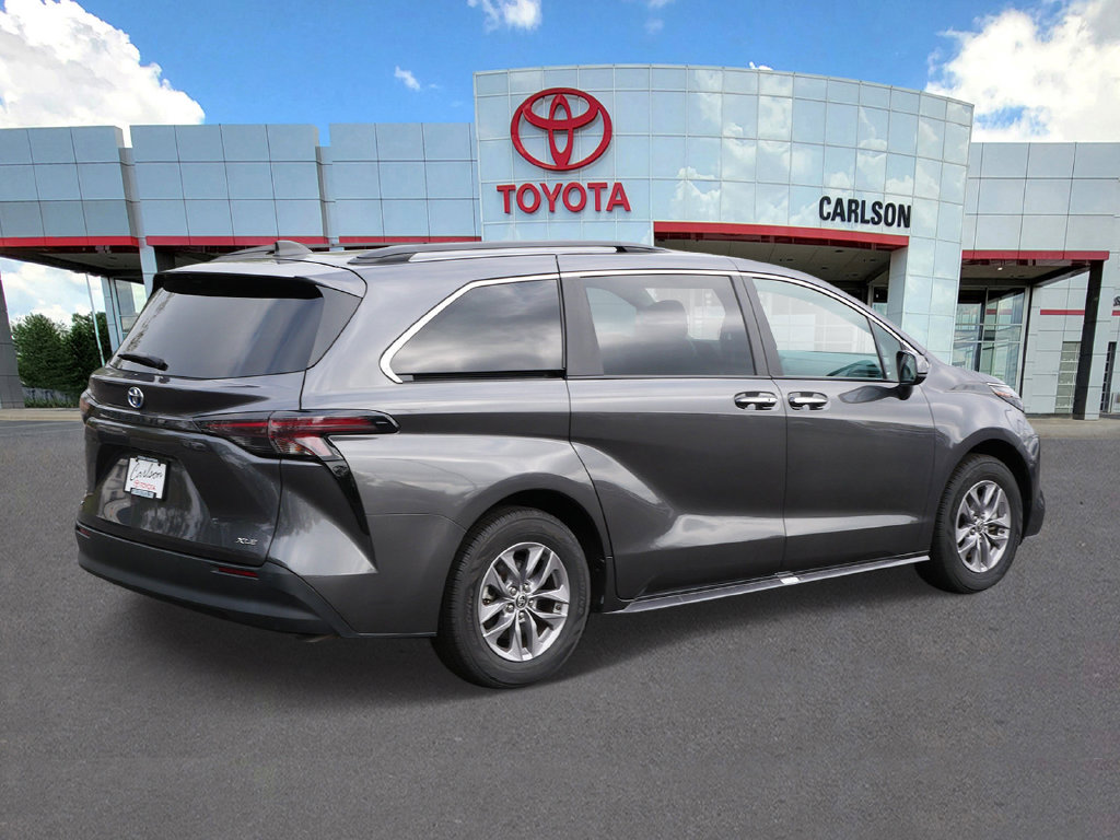 Certified 2025 Toyota Sienna XLE FWD image 5
