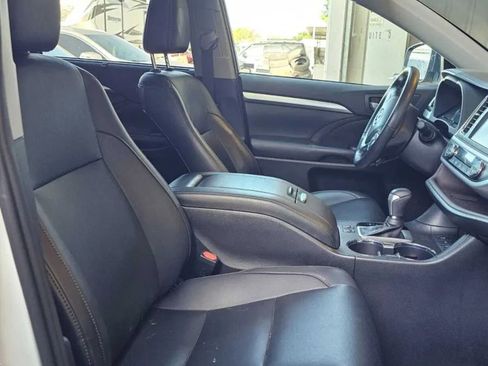 Used 2019 Toyota Highlander XLE AWD/4WD image 16