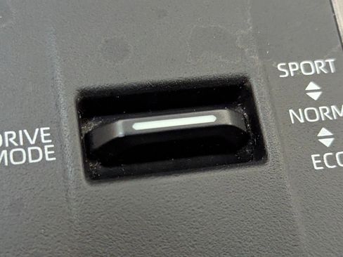 Used 2024 Toyota Highlander Limited image 30