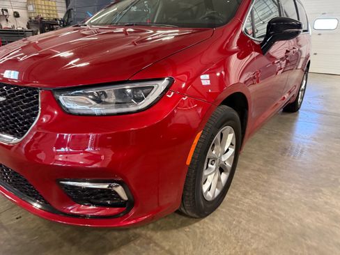 Certified 2024 Chrysler Pacifica Touring-L AWD/4WD image 31