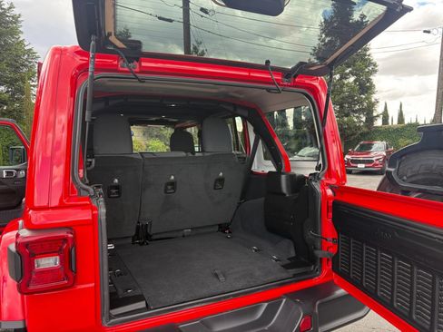 Used 2025 Jeep Wrangler Unlimited Sahara AWD/4WD image 31