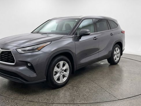 Used 2025 Toyota Highlander LE FWD image 3