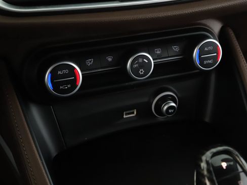 Used 2018 Alfa Romeo Stelvio AWD image 13