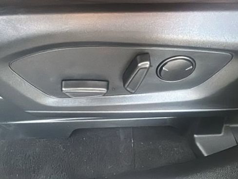 Used 2023 Ford Explorer XLT image 36