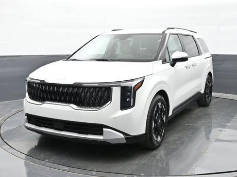 Used 2025 Kia Carnival EX image 4