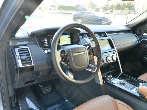Used 2019 Land Rover Discovery HSE image 16