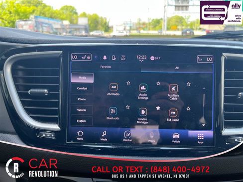 Used 2023 Chrysler Pacifica Touring-L FWD image 21