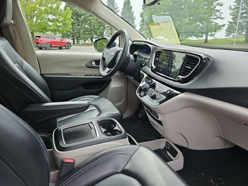 Used 2023 Chrysler Pacifica Touring-L FWD image 10