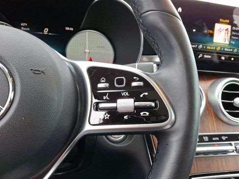 Used 2022 Mercedes-Benz GLC 300 4MATIC w/ Multimedia Package Lite image 23