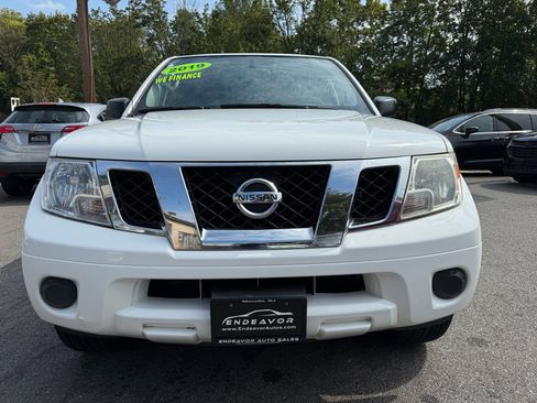 Used 2019 Nissan Frontier SV image 2