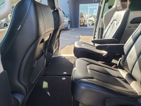 Used 2023 Chrysler Pacifica Touring-L image 24