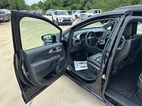 Used 2025 Chrysler Pacifica Limited FWD image 10