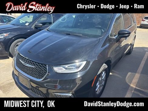 Used 2025 Chrysler Pacifica Select image 1