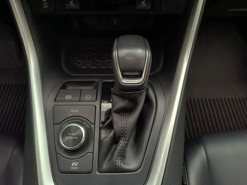 Used 2022 Toyota RAV4 XLE Premium image 15