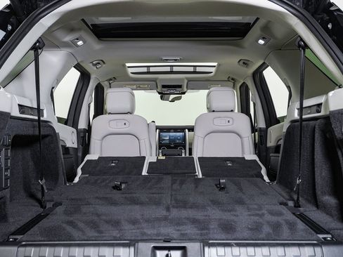 Used 2025 Land Rover Discovery S image 29