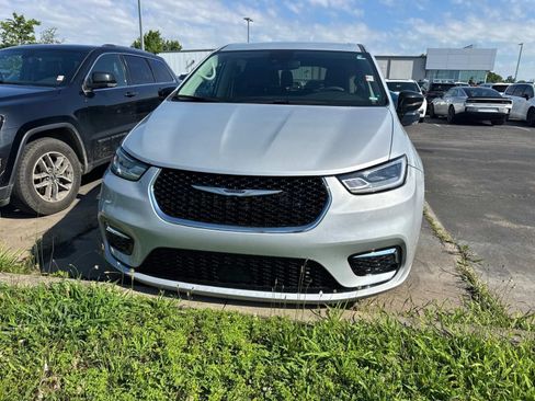 Used 2024 Chrysler Pacifica Touring-L FWD image 11
