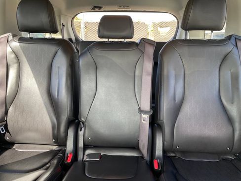 Used 2024 Kia Carnival LX FWD image 18