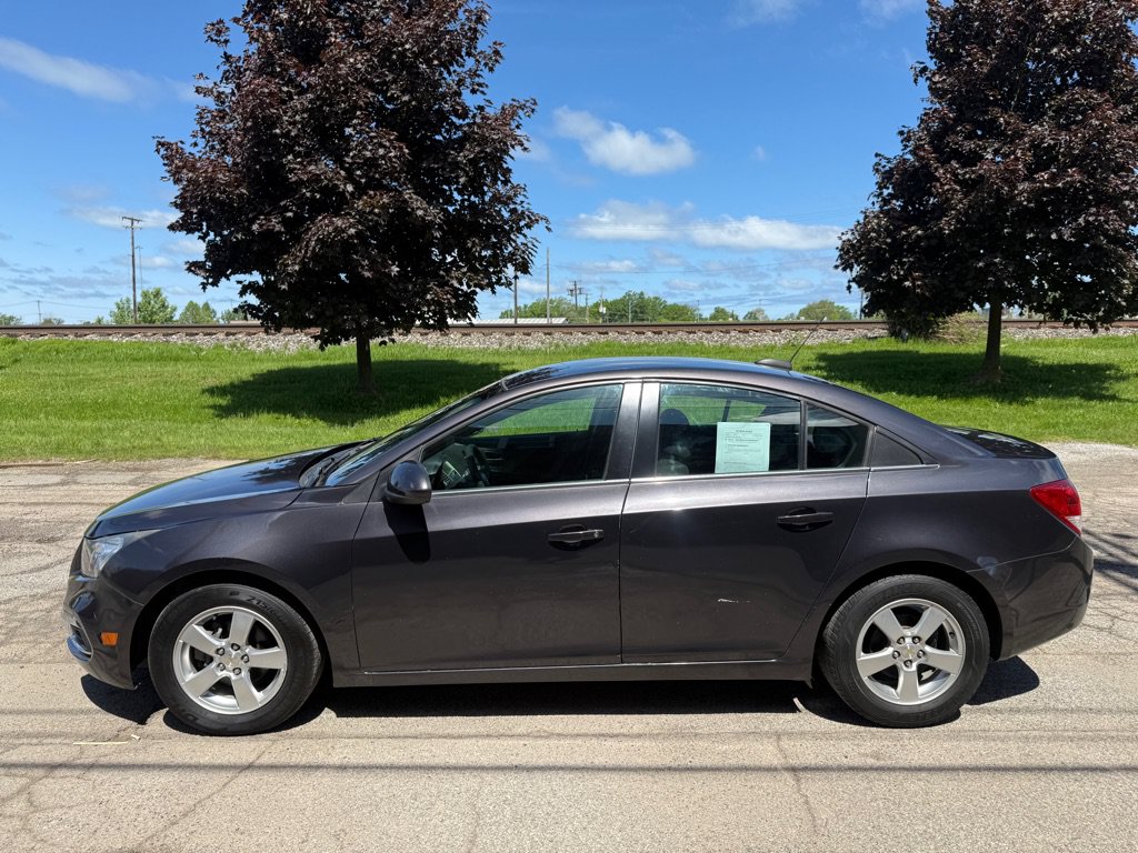 Used 2015 Chevrolet Cruze LT w/ Technology Package FWD image 6