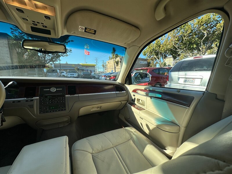 Used 2004 Lincoln Town Car Ultimate RWD image 14