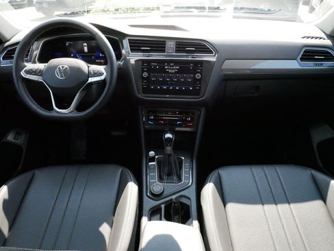 Certified 2023 Volkswagen Tiguan SE w/ Panoramic Sunroof Package AWD/4WD image 10
