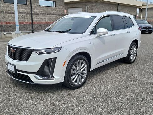 Used 2024 Cadillac XT6 Premium Luxury w/ Technology Package AWD/4WD image 3