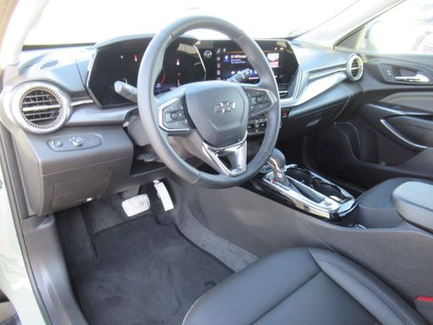 Used 2025 Chevrolet Trax ACTIV w/ Sunroof Package FWD image 18