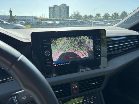 Used 2025 Volkswagen Jetta SE image 17