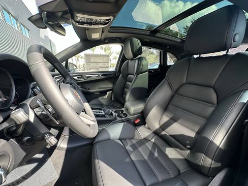 Used 2026 Porsche Macan AWD/4WD image 5