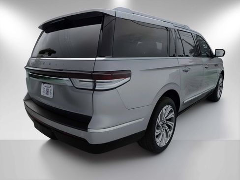 Used 2023 Lincoln Navigator L Reserve RWD image 5