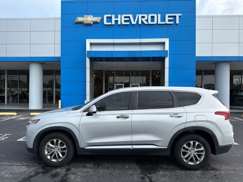Used 2019 Hyundai Santa Fe SE FWD image 2