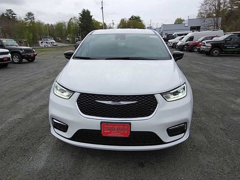 New 2026 Chrysler Pacifica Select AWD/4WD image 3