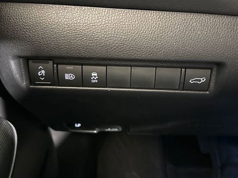 Used 2023 Toyota Venza XLE image 31