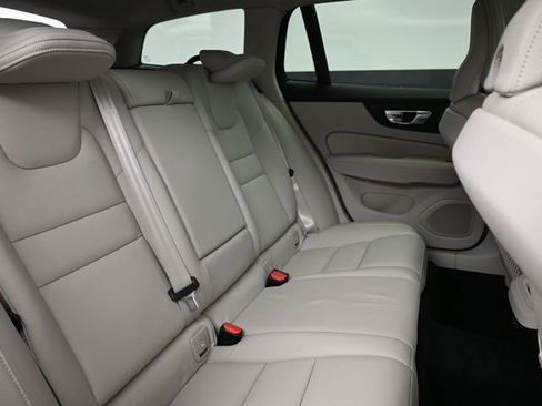 Used 2023 Volvo V60 B5 Cross Country Plus image 32