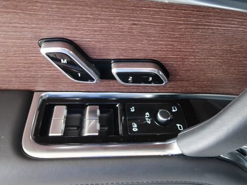Used 2025 Land Rover Range Rover SE AWD/4WD image 18