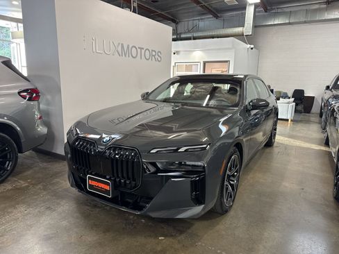 Used 2025 BMW i7 xDrive60 image 1