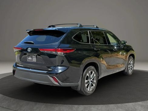 Used 2021 Toyota Highlander XLE FWD image 4