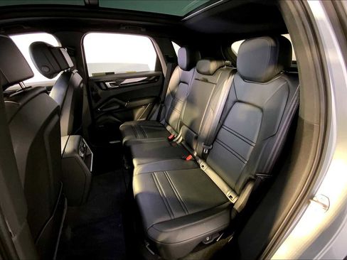 Used 2023 Porsche Cayenne w/ Premium Package image 24