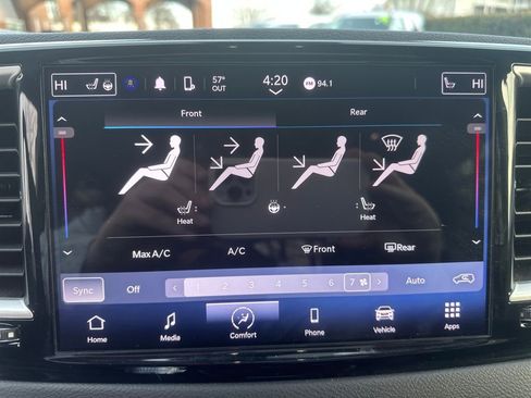 Used 2024 Chrysler Pacifica Touring-L FWD image 9