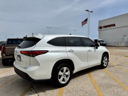 Used 2021 Toyota Highlander LE image 9