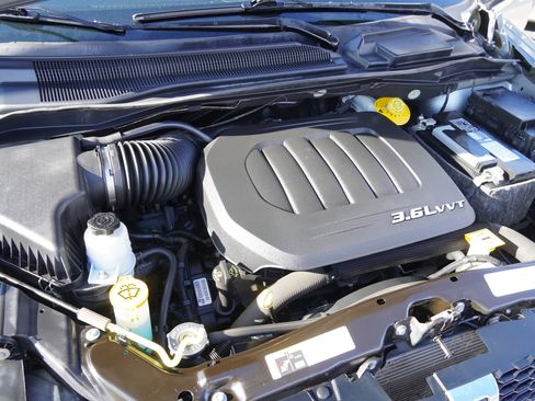 Used 2017 Dodge Grand Caravan SE w/ UConnect Hands-Free Group image 14