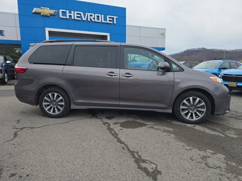 Used 2020 Toyota Sienna XLE Premium image 3