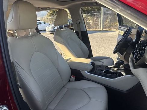 Used 2020 Toyota Highlander XLE image 10