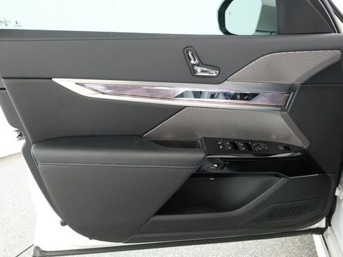 Used 2024 BMW i7 eDrive50 image 9