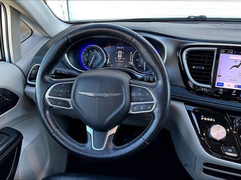Used 2021 Chrysler Pacifica Touring-L AWD/4WD image 6