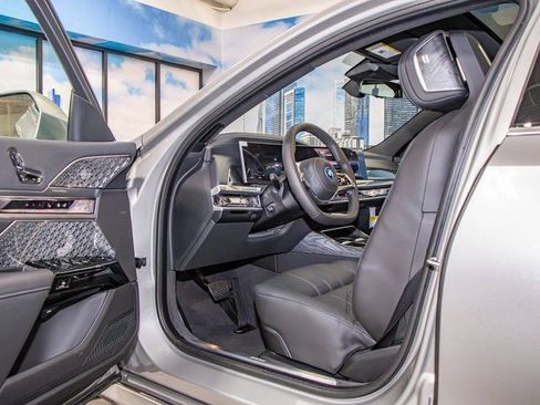 Used 2025 BMW i7 xDrive60 w/ Premium Package image 13