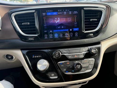 Used 2017 Chrysler Pacifica Touring-L Plus w/ Tire & Wheel Group FWD image 25