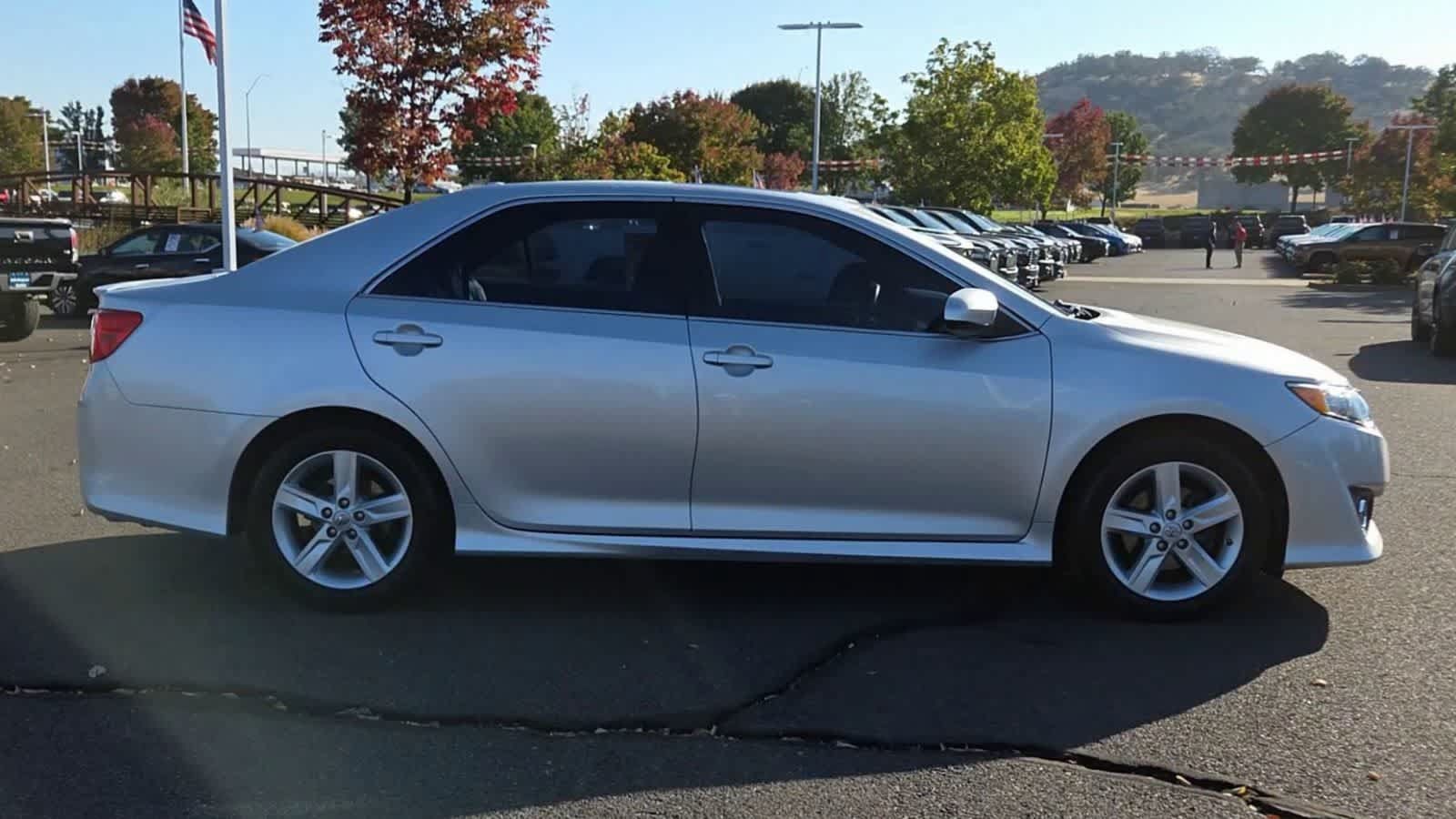 Used 2013 Toyota Camry SE FWD image 9