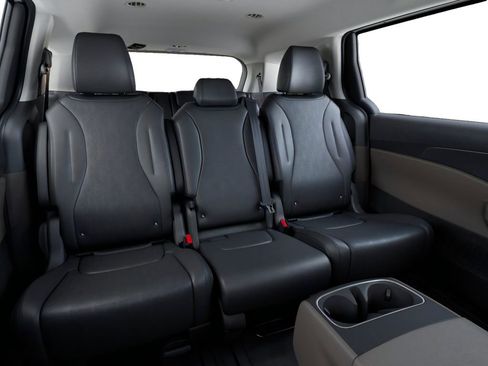 New 2026 Kia Carnival FWD image 16