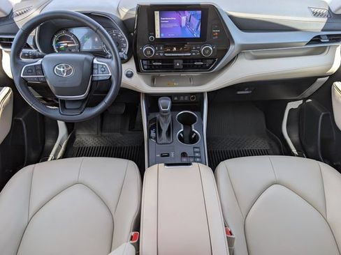 Used 2025 Toyota Highlander XLE AWD/4WD image 22